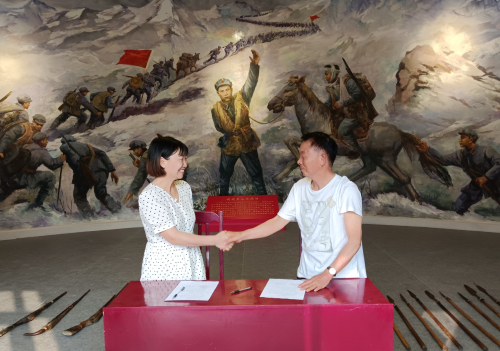 刘正国捐赠56件实物给贺炳炎上将纪念馆